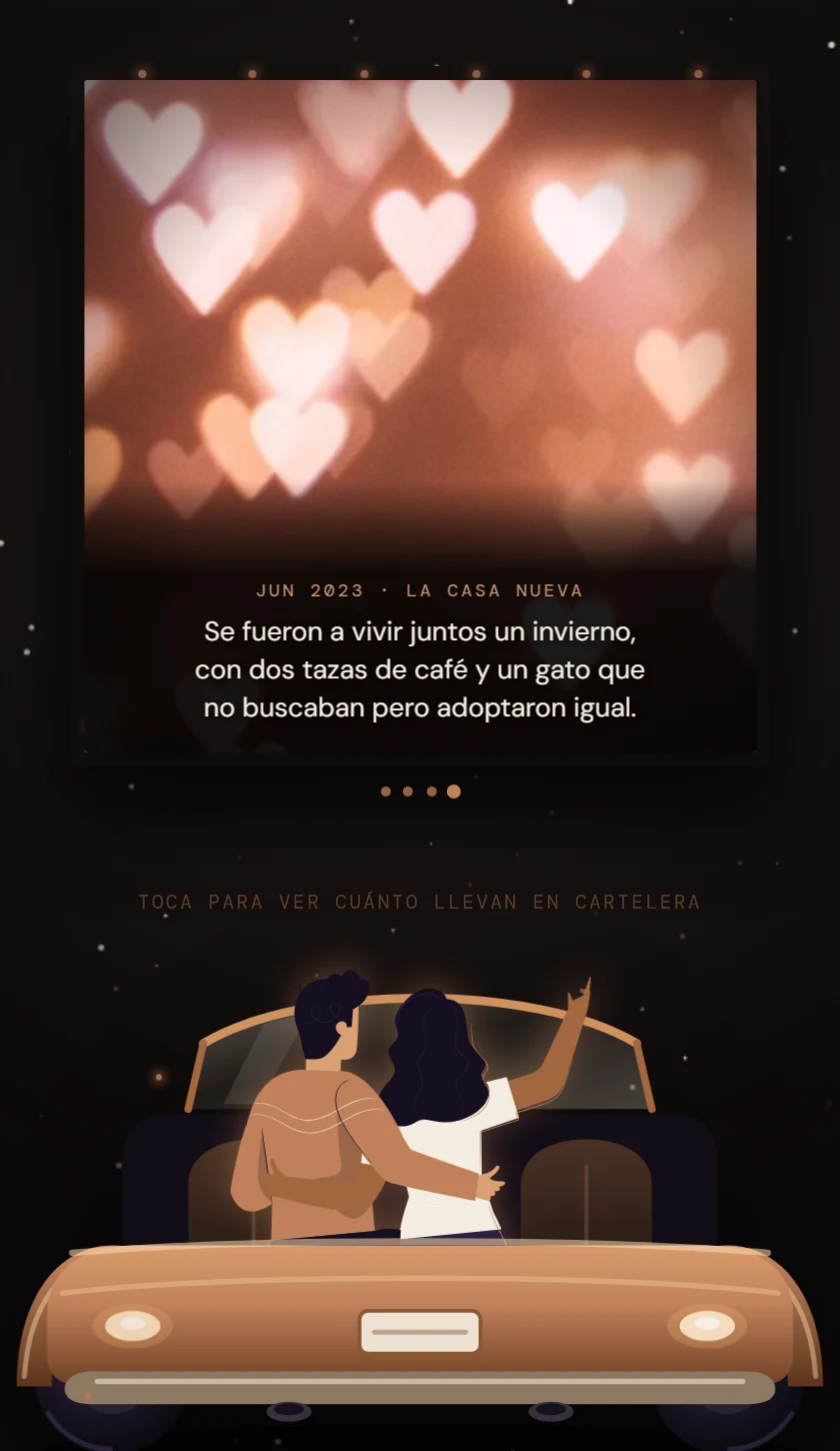 La escenografía del autocine: la foto del capítulo proyectada en la pantalla grande, con el cartel de bombillas encendido y el auto de la pareja abajo.
