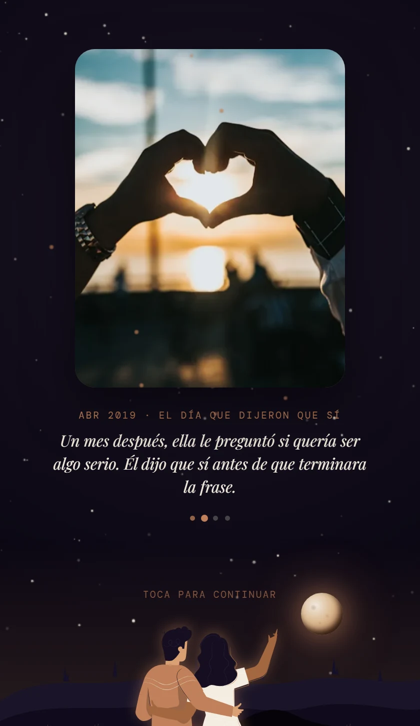 La escenografía del cielo: la foto de un capítulo enmarcada bajo un cielo nocturno índigo, con la pareja abrazada mirando la luna.